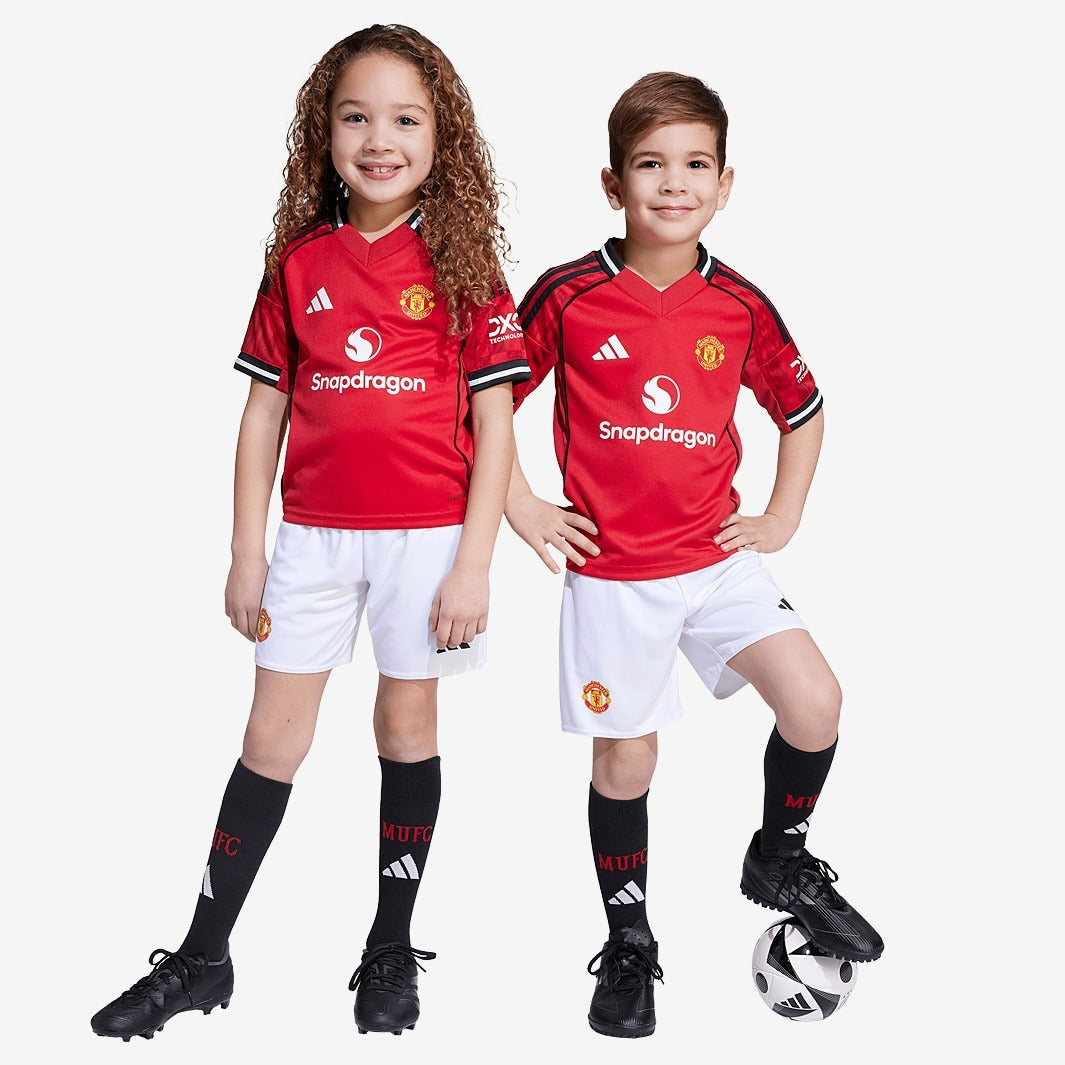 Conjunto Infantil Adidas Manchester United 2025/26 Torcedor <span class="lbx-verified" aria-label="Produto verificado">
<img src="https://cdn-icons-png.flaticon.com/512/1828/1828640.png" alt="Produto verificado">
</span>
