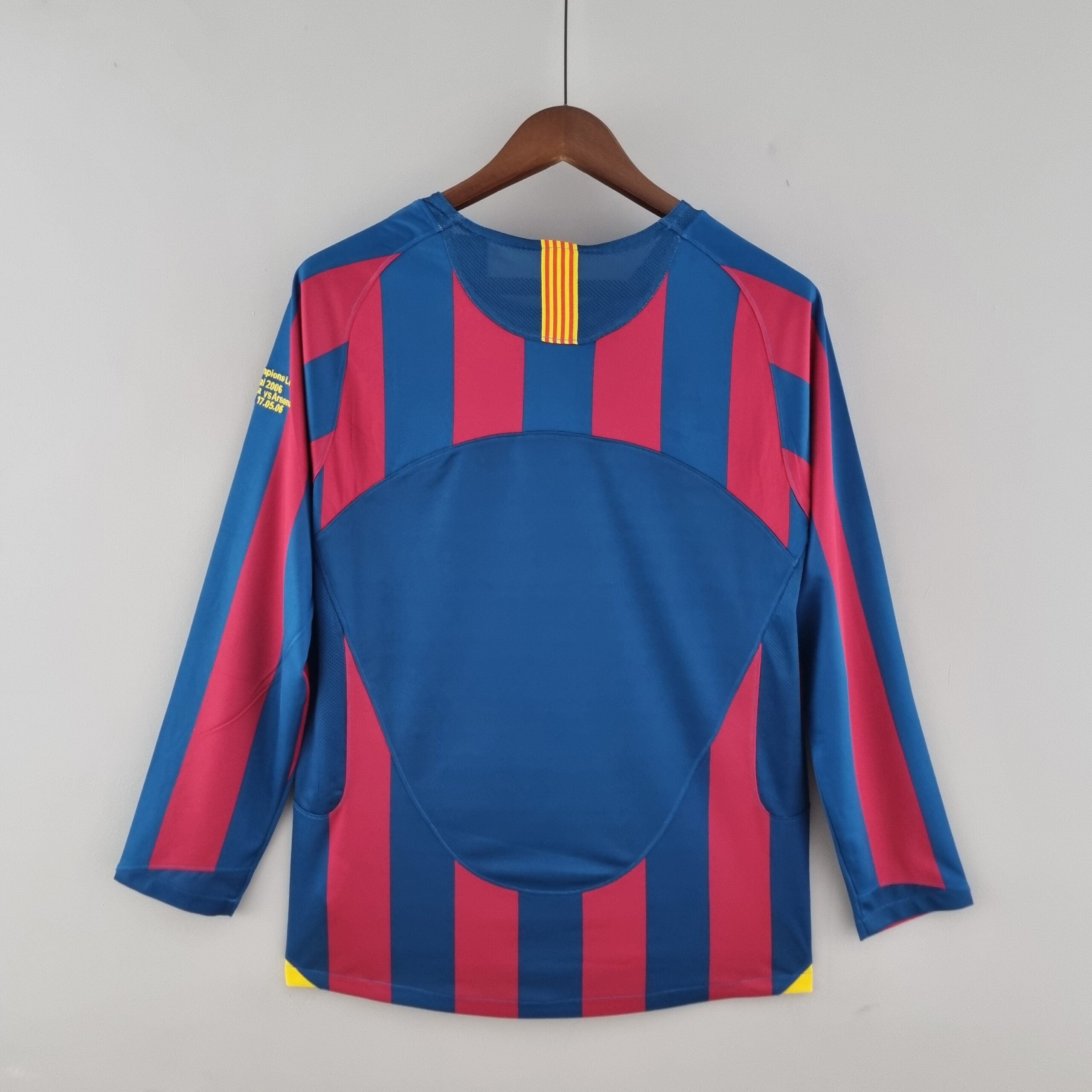 Camisa Manga Longa Barcelona 05/06 Nike – Grená <span class="lbx-verified" aria-label="Produto verificado">
<img src="https://cdn-icons-png.flaticon.com/512/1828/1828640.png" alt="Produto verificado">
</span>