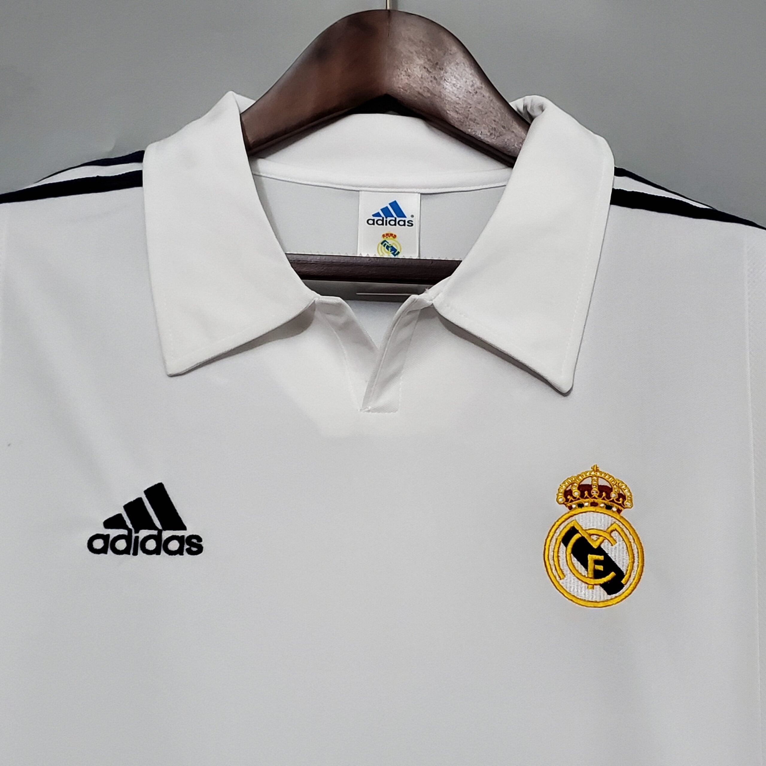 Camisa Manga Longa Real Madrid 2002 Adidas – Branco <span class="lbx-verified" aria-label="Produto verificado">
<img src="https://cdn-icons-png.flaticon.com/512/1828/1828640.png" alt="Produto verificado">
</span>