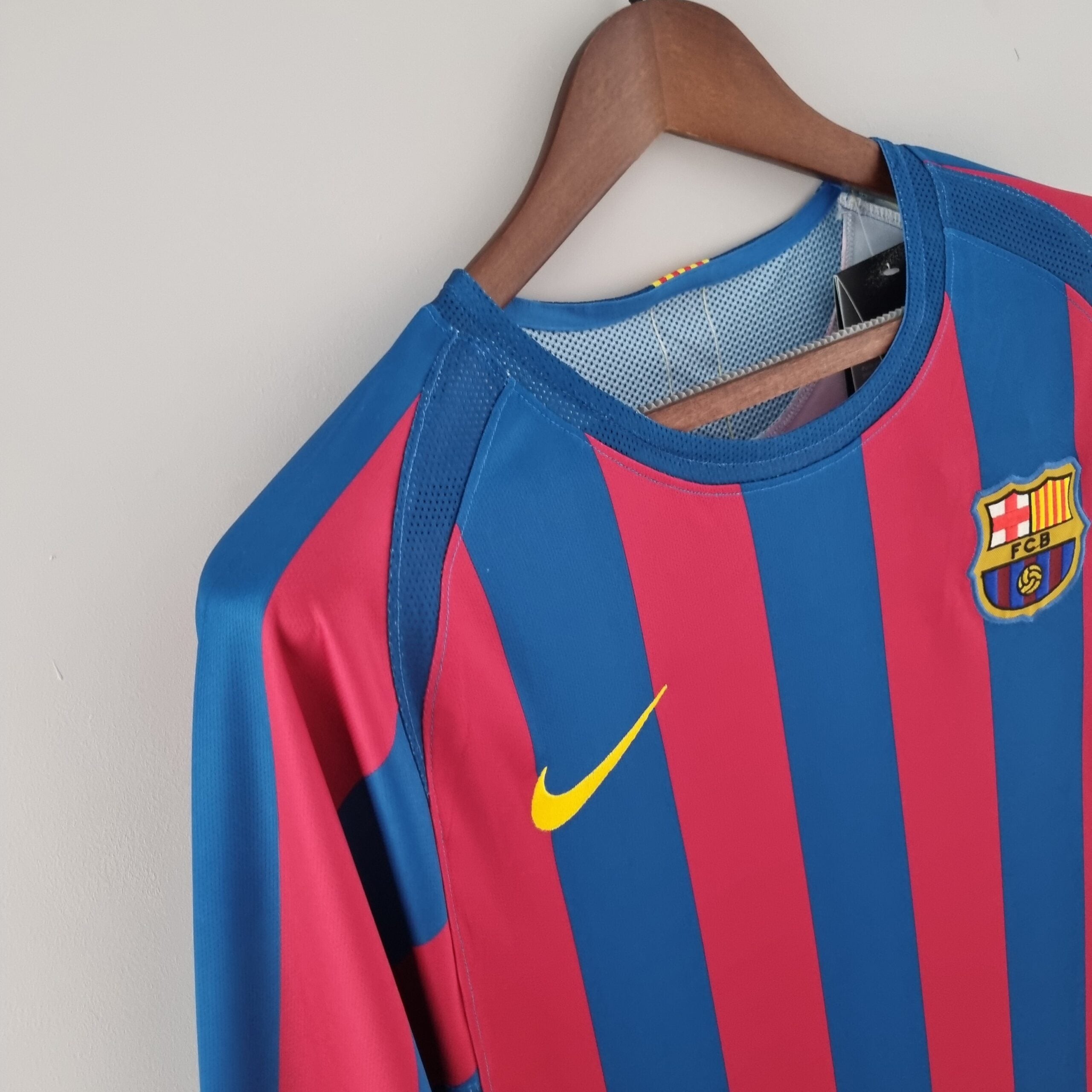 Camisa Manga Longa Barcelona 05/06 Nike – Grená        <span class="lbx-verified" aria-label="Produto verificado">
            <img src="https://cdn-icons-png.flaticon.com/512/1828/1828640.png" alt="Produto verificado">
        </span>