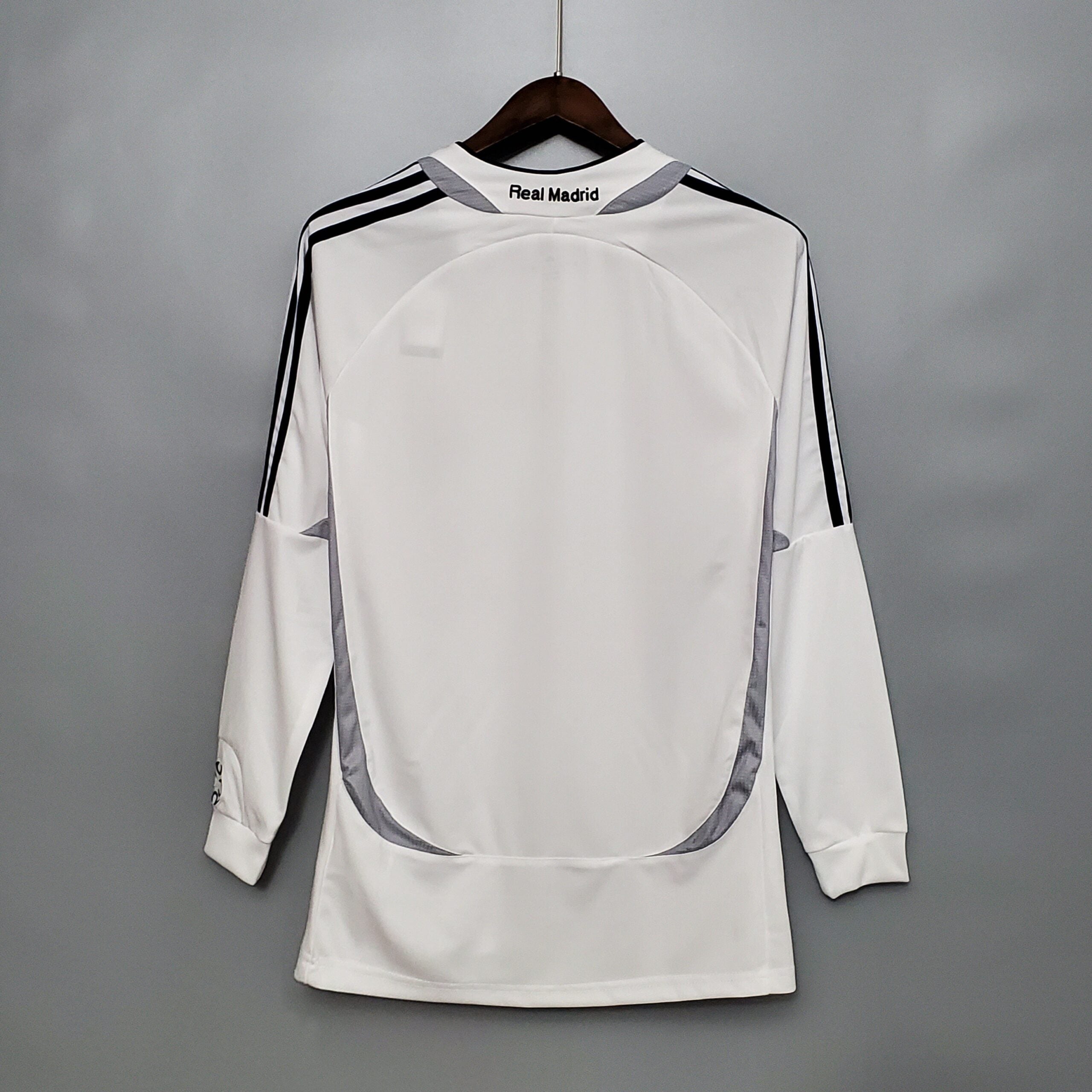 Camisa Manga Longa Real Madrid 06/07 Adidas – Branco        <span class="lbx-verified" aria-label="Produto verificado">
            <img src="https://cdn-icons-png.flaticon.com/512/1828/1828640.png" alt="Produto verificado">
        </span>