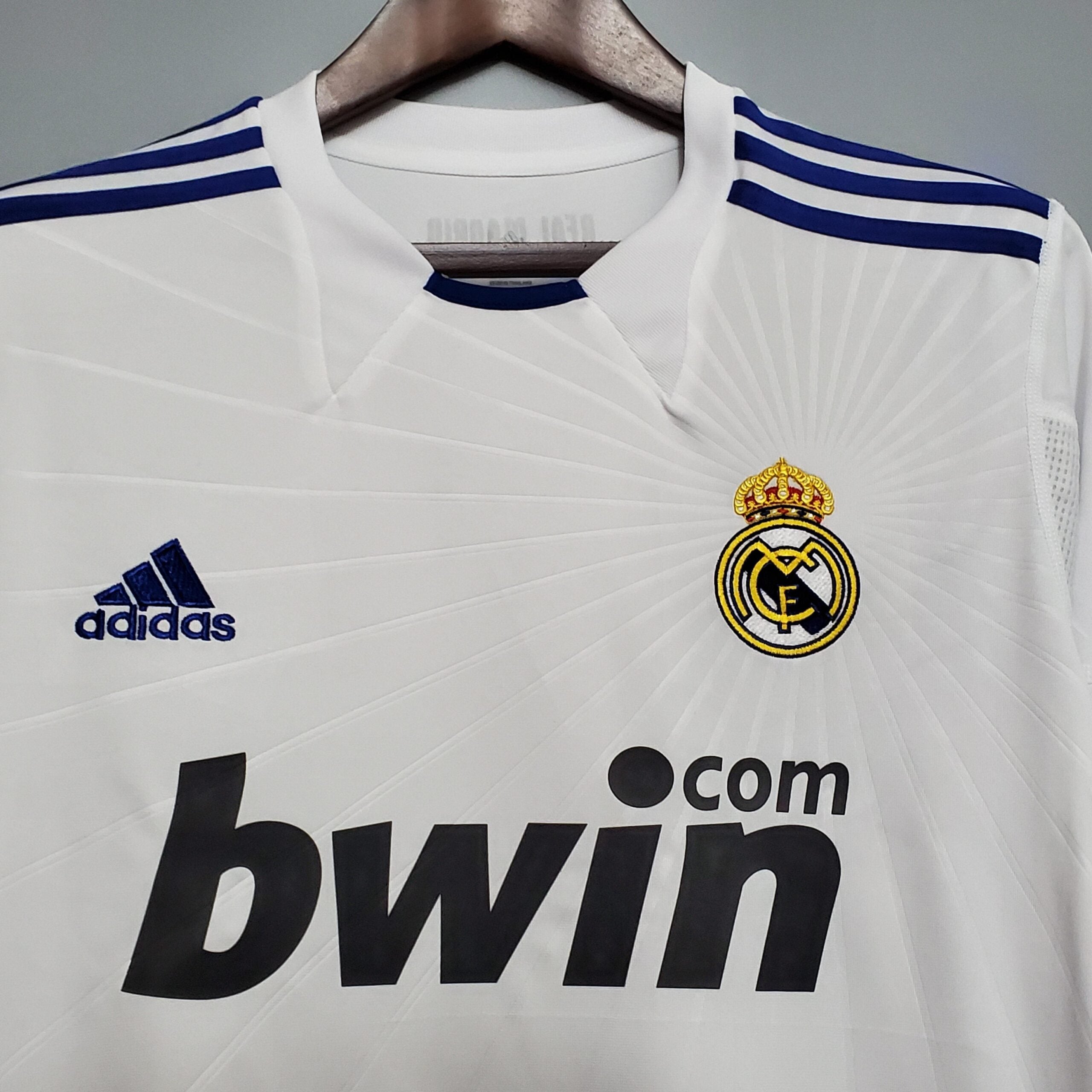 Camisa Manga Longa Real Madrid 10/11 Adidas – Branco        <span class="lbx-verified" aria-label="Produto verificado">
            <img src="https://cdn-icons-png.flaticon.com/512/1828/1828640.png" alt="Produto verificado">
        </span>