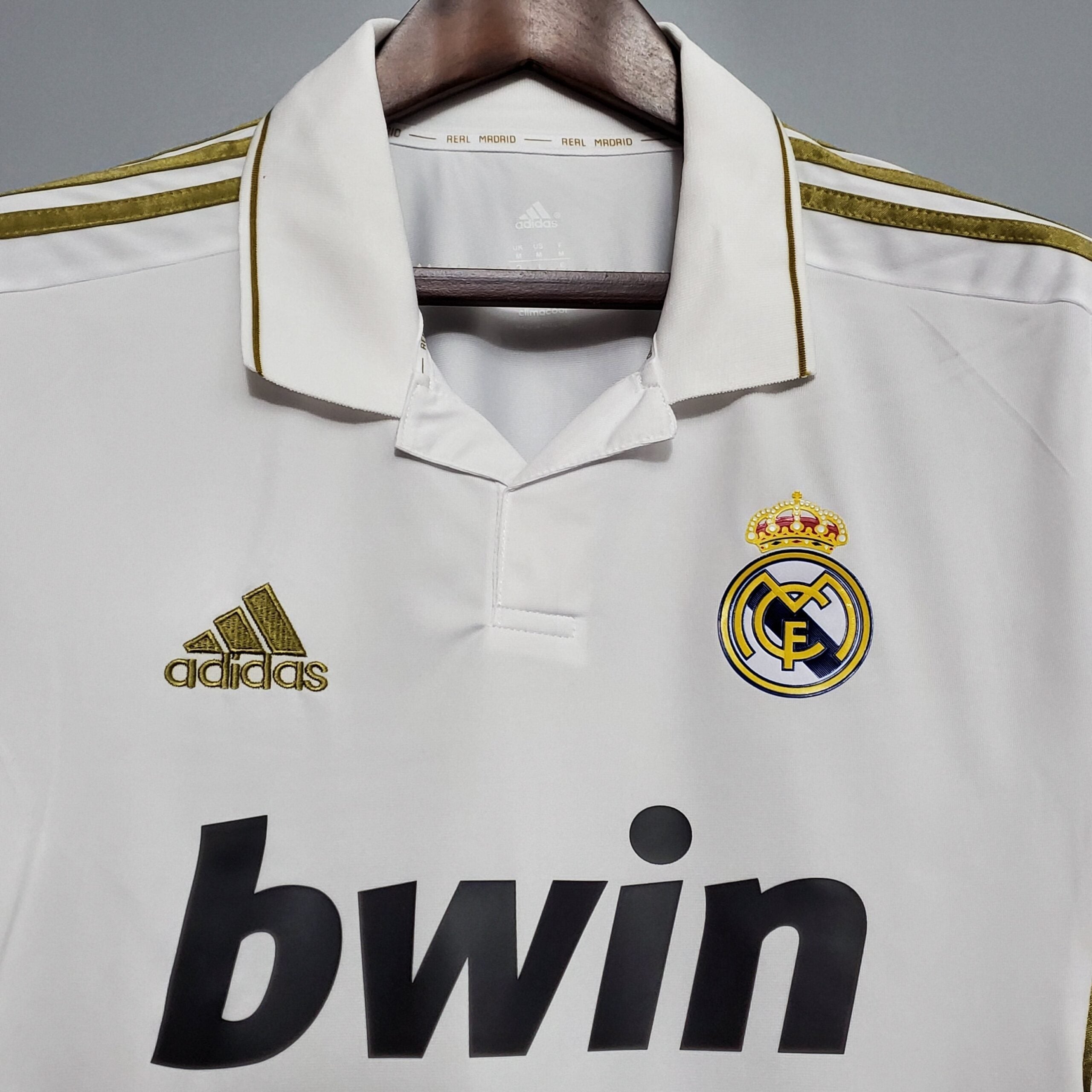 Camisa Manga Longa Real Madrid 11/12 Adidas – Branco        <span class="lbx-verified" aria-label="Produto verificado">
            <img src="https://cdn-icons-png.flaticon.com/512/1828/1828640.png" alt="Produto verificado">
        </span>
