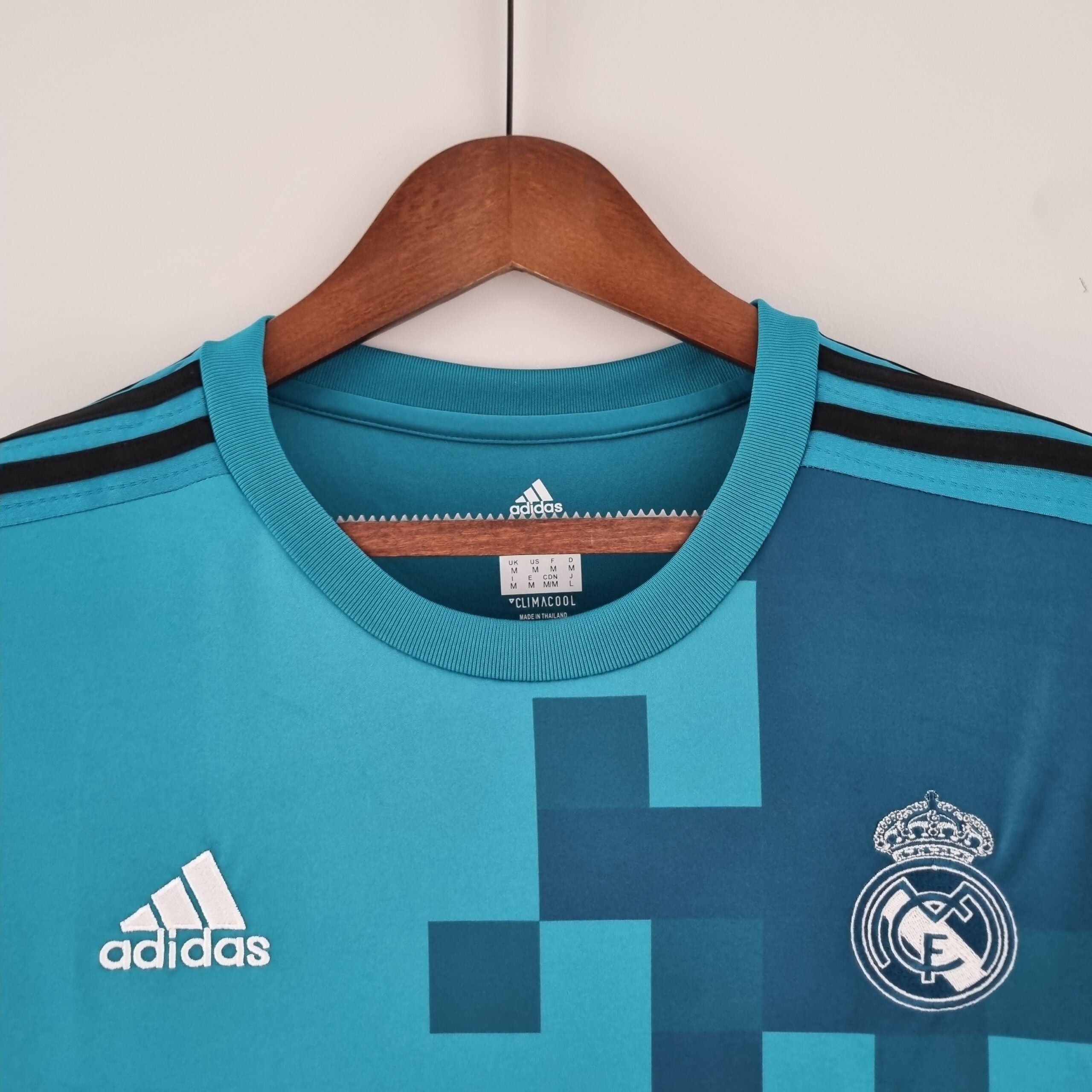 Camisa Manga Longa Real Madrid 17/18 Adidas – Azul        <span class="lbx-verified" aria-label="Produto verificado">
            <img src="https://cdn-icons-png.flaticon.com/512/1828/1828640.png" alt="Produto verificado">
        </span>