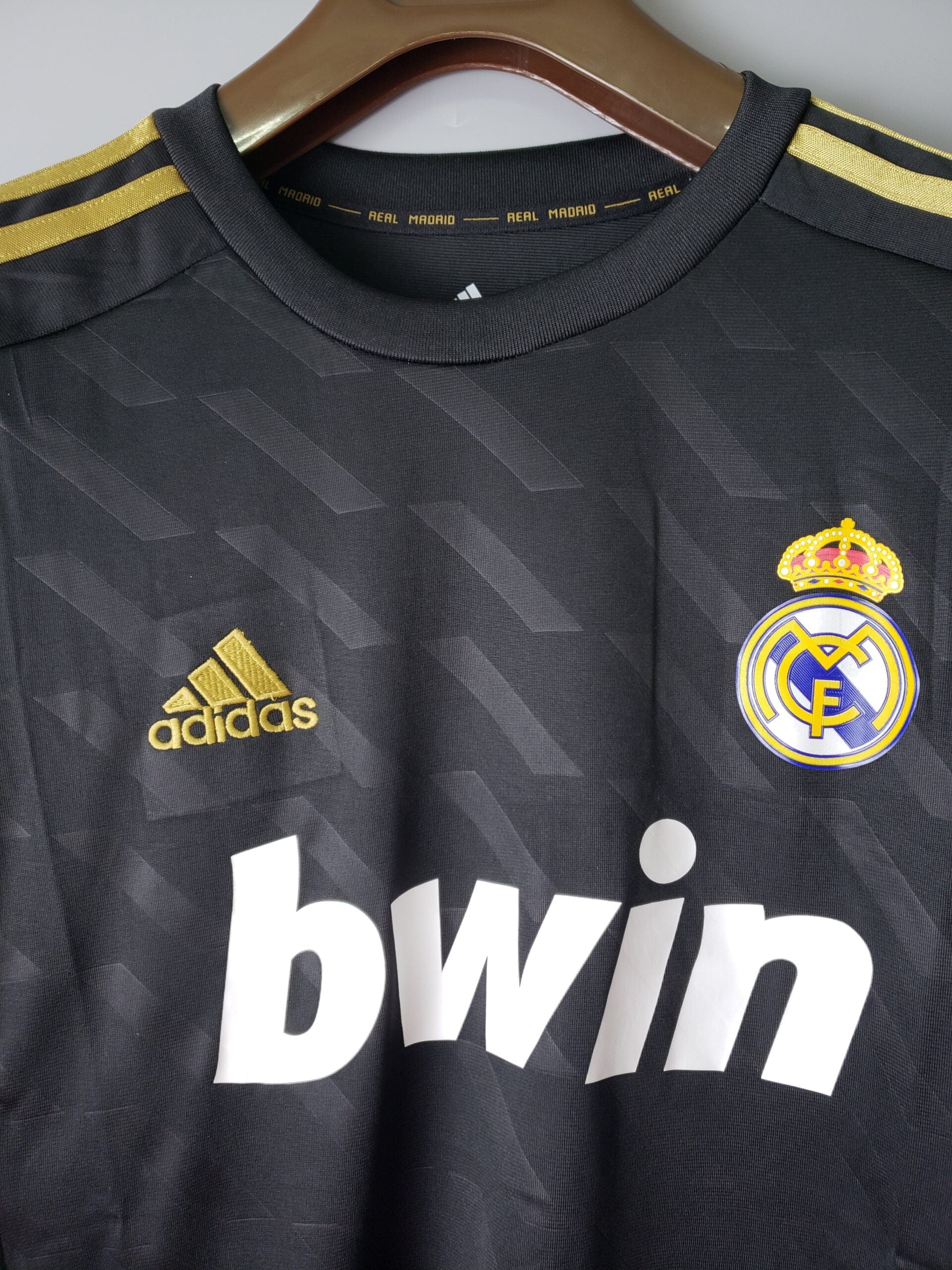 Camisa Manga Longa Real Madrid 2012 Adidas – Preto        <span class="lbx-verified" aria-label="Produto verificado">
            <img src="https://cdn-icons-png.flaticon.com/512/1828/1828640.png" alt="Produto verificado">
        </span>