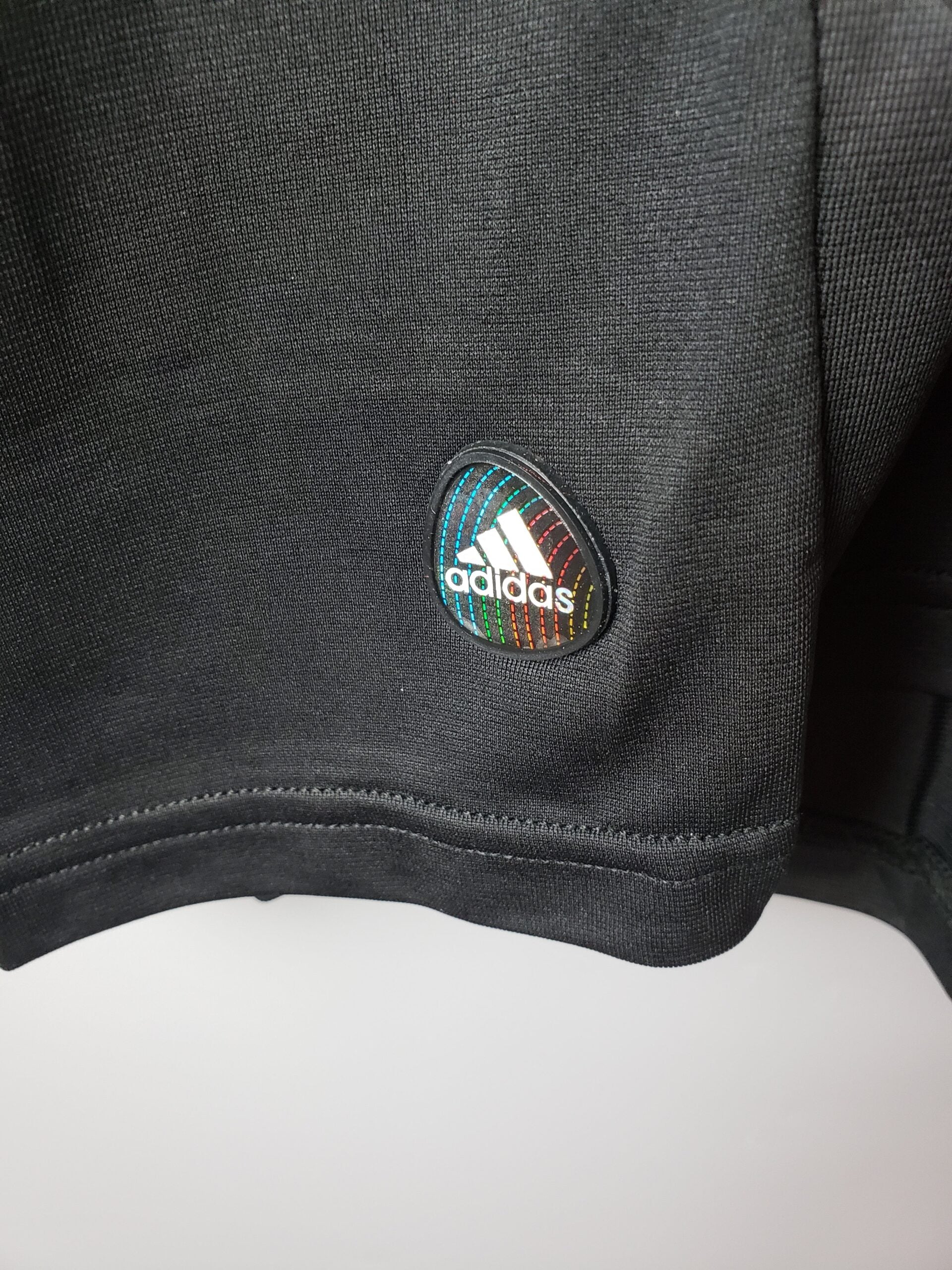 Camisa Manga Longa Real Madrid 2012 Adidas – Preto        <span class="lbx-verified" aria-label="Produto verificado">
            <img src="https://cdn-icons-png.flaticon.com/512/1828/1828640.png" alt="Produto verificado">
        </span>