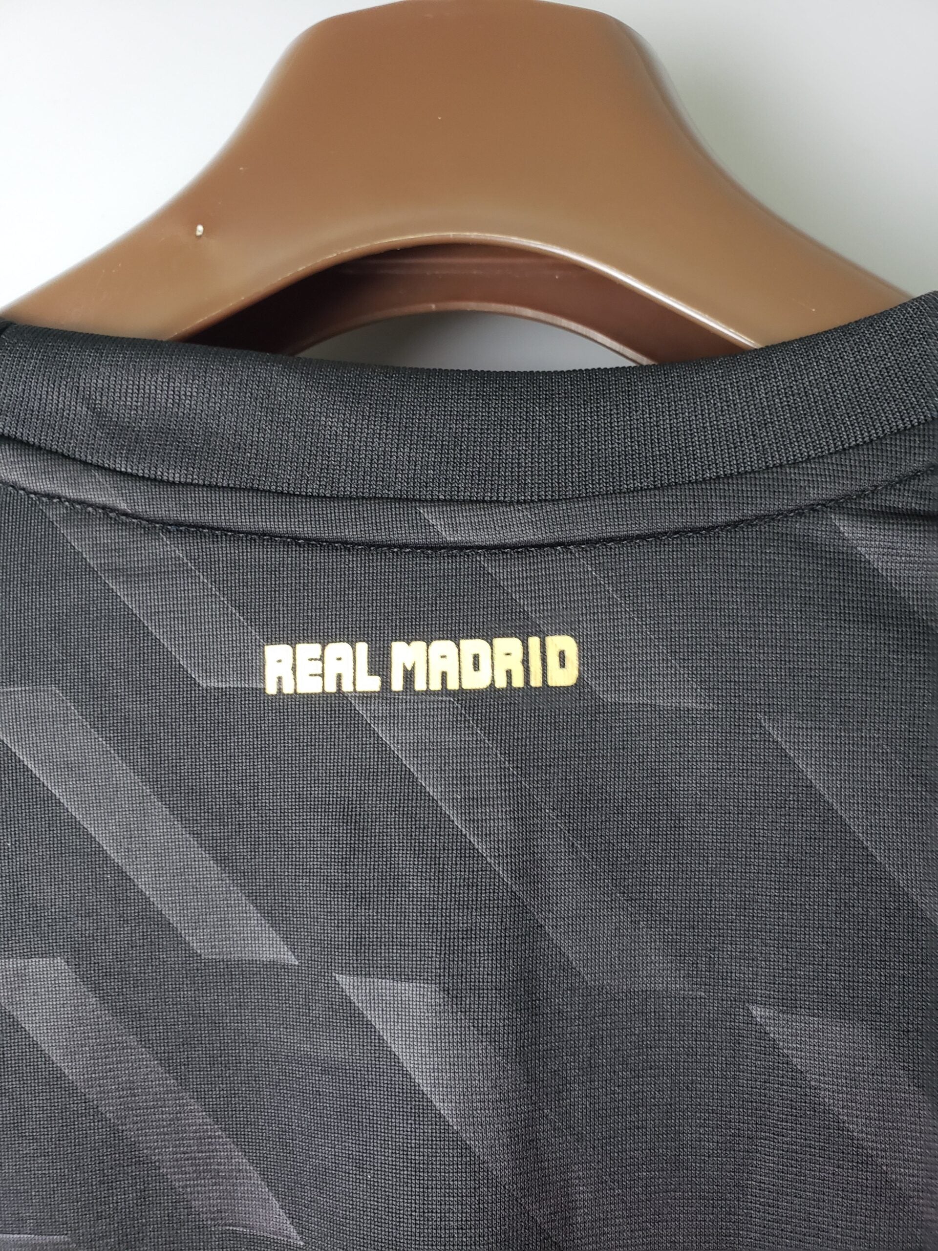 Camisa Manga Longa Real Madrid 2012 Adidas – Preto        <span class="lbx-verified" aria-label="Produto verificado">
            <img src="https://cdn-icons-png.flaticon.com/512/1828/1828640.png" alt="Produto verificado">
        </span>