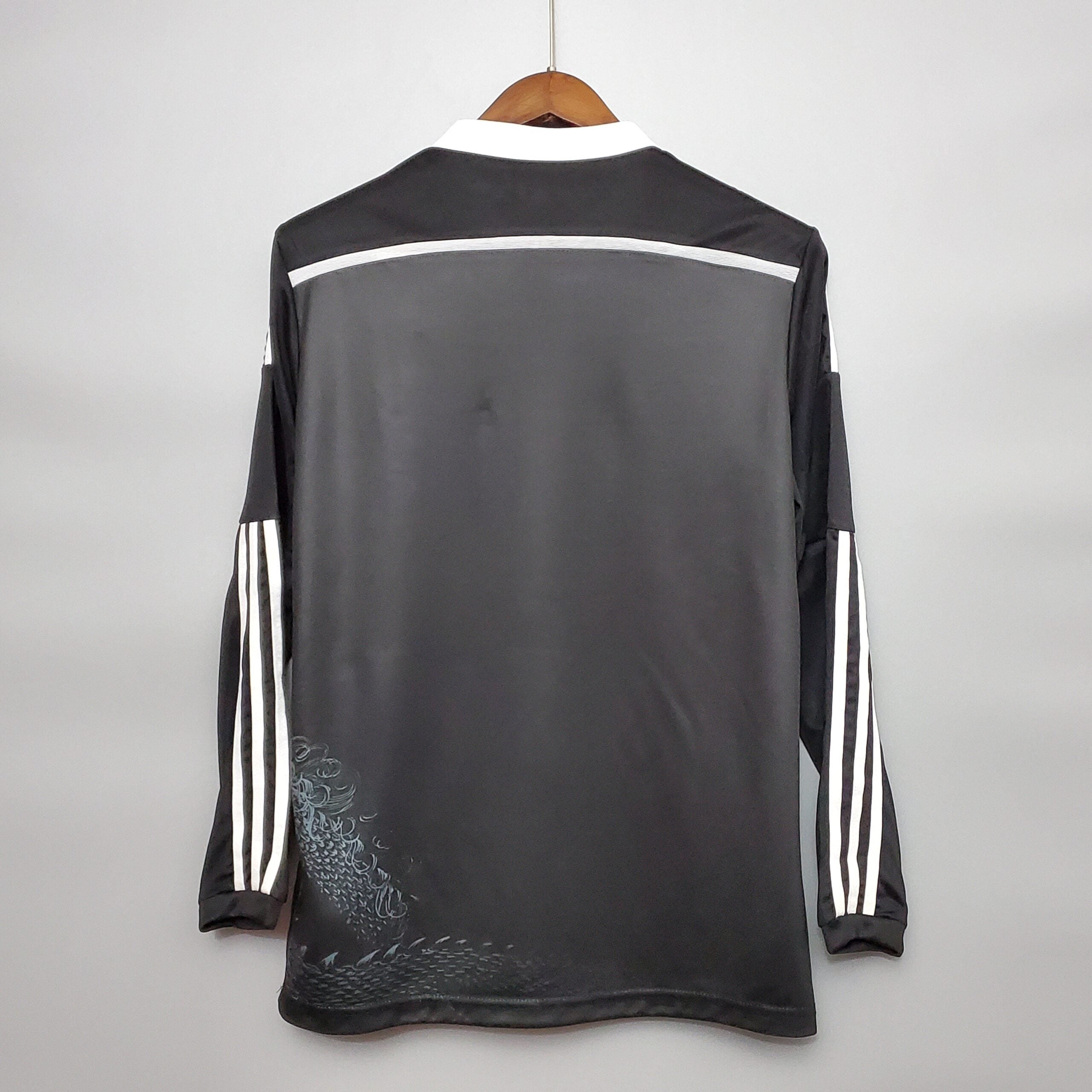 Camisa Manga Longa Real Madrid Third 14/15 Adidas – Preto        <span class="lbx-verified" aria-label="Produto verificado">
            <img src="https://cdn-icons-png.flaticon.com/512/1828/1828640.png" alt="Produto verificado">
        </span>