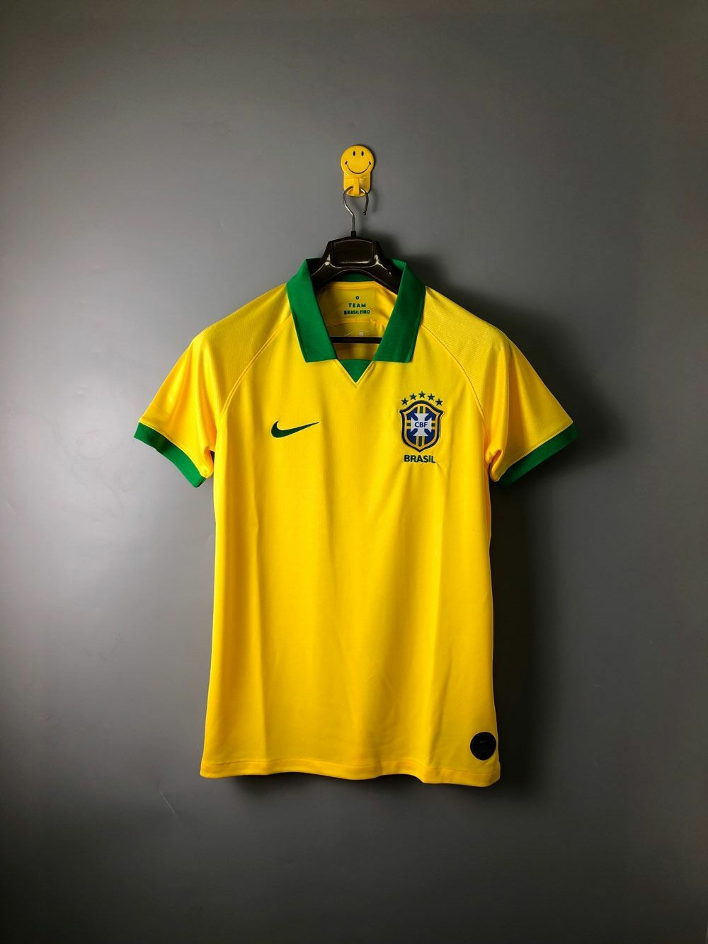 Camisa Seleção Brasileira 19/20 Amarela – Nike        <span class="lbx-verified" aria-label="Produto verificado">
            <img src="https://cdn-icons-png.flaticon.com/512/1828/1828640.png" alt="Produto verificado">
        </span>