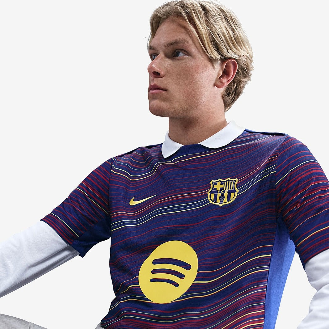 Camisa Nike Barcelona 2025/26 Pré-Jogo        <span class="lbx-verified" aria-label="Produto verificado">
            <img src="https://cdn-icons-png.flaticon.com/512/1828/1828640.png" alt="Produto verificado">
        </span>